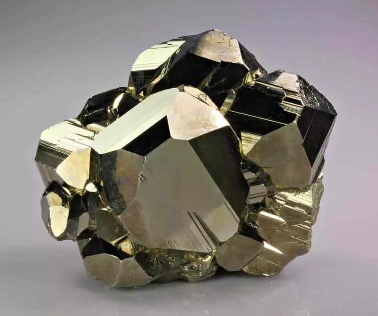 Pyrite Stone (28 myndir): Magic og efnafræðilegir eiginleikar steins, lýsingar og verðmæti steinefna fyrir konur 3446_2