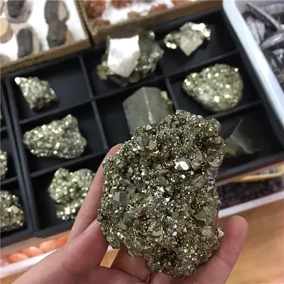 Pyrite Stone (28 Photos): Magic sy simika fananana vato, famaritana ary lanjan'ny mineraly ho an'ny vehivavy 3446_23