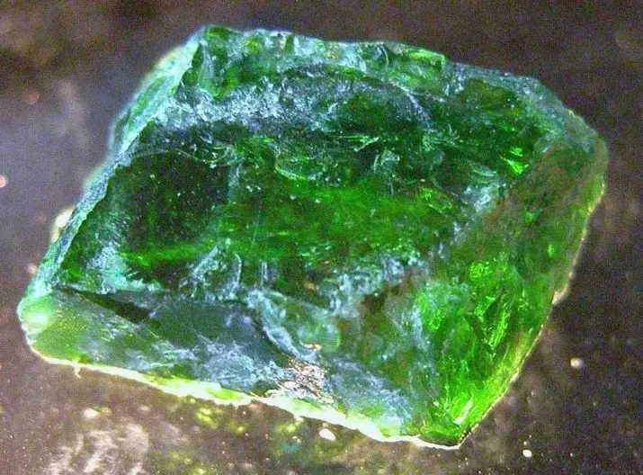 Chromdiopsid (38 Fotos): Magie und andere Eigenschaften von Edelstein. Wer kommt vom sibirischen Smaragd? Wie erstellt man seine Authentizität? 3453_10
