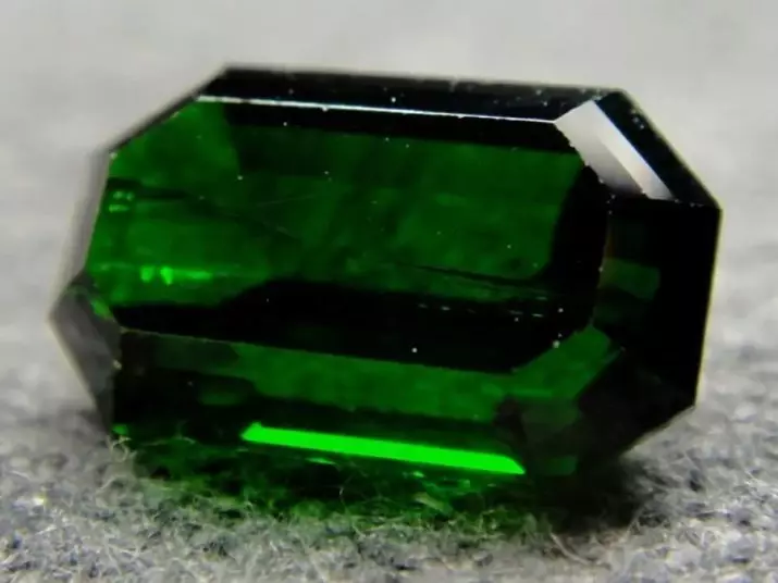 Chromdiopsid (38 photos): Magic and other properties of gemstone. Who comes up by the Siberian Emerald? How to determine its authenticity? 3453_11