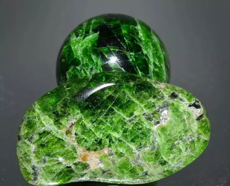 Chromdiopsid (38 Foto): Magic dan Ciri-ciri Lain dari Gemstone. Siapa yang datang oleh Emerald Siberia? Bagaimana untuk menentukan kesahihannya? 3453_13