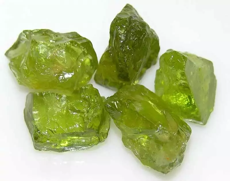 Chromdiopsid（38张）：宝石的魔法和其他性质。谁由西伯利亚祖母绿？如何确定其真实性？ 3453_15