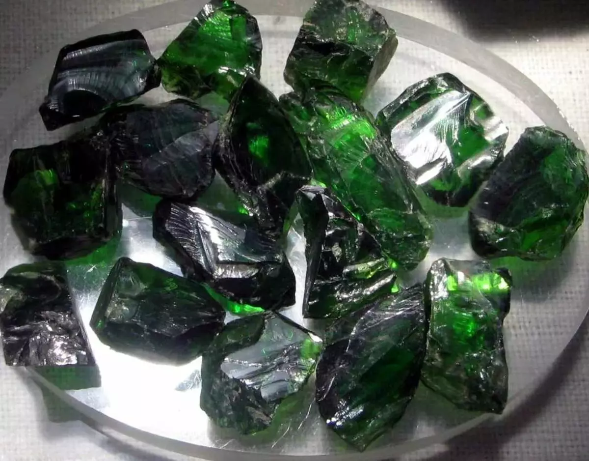 Chromdiopsid (38 Fotos): Magie und andere Eigenschaften von Edelstein. Wer kommt vom sibirischen Smaragd? Wie erstellt man seine Authentizität? 3453_16