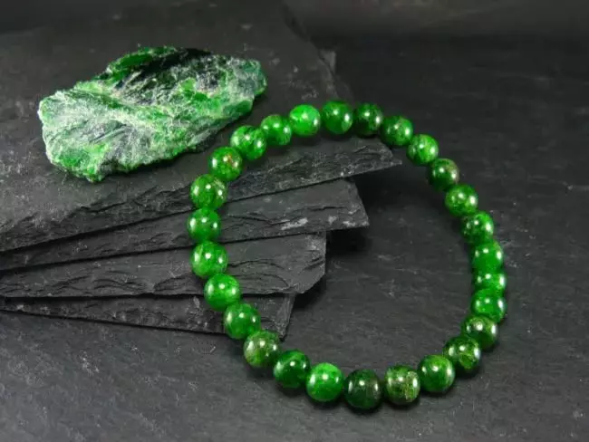 ChromDiopsid (38 ຮູບ): magic ແລະຄຸນສົມບັດອື່ນໆຂອງ Gemstone. ຜູ້ທີ່ມາໂດຍໂດຍ emerald Siberian? ວິທີການກໍານົດຄວາມແທ້ຈິງຂອງມັນ? 3453_19