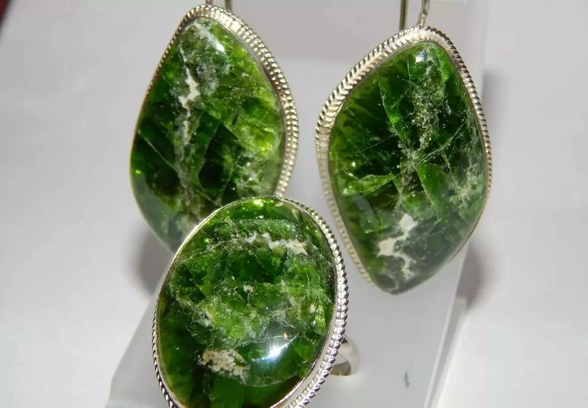 ChromDiopsid (38 ຮູບ): magic ແລະຄຸນສົມບັດອື່ນໆຂອງ Gemstone. ຜູ້ທີ່ມາໂດຍໂດຍ emerald Siberian? ວິທີການກໍານົດຄວາມແທ້ຈິງຂອງມັນ? 3453_26