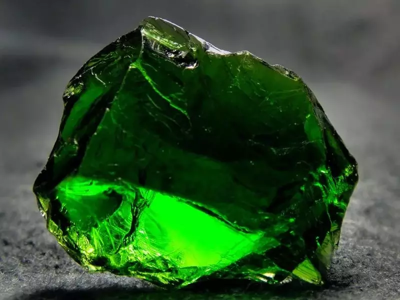 Chromdiopsid（38張）：寶石的魔法和其他性質。誰由西伯利亞祖母綠？如何確定其真實性？ 3453_3