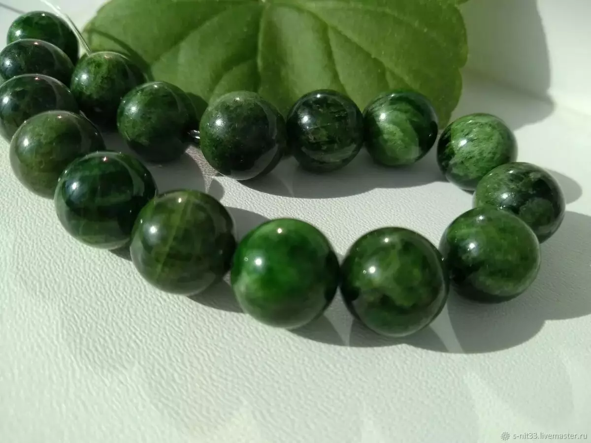 ChromDiopsid (38 ຮູບ): magic ແລະຄຸນສົມບັດອື່ນໆຂອງ Gemstone. ຜູ້ທີ່ມາໂດຍໂດຍ emerald Siberian? ວິທີການກໍານົດຄວາມແທ້ຈິງຂອງມັນ? 3453_30