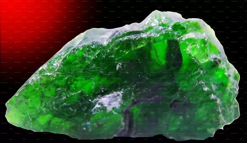 Chromdiopsid (38 fotók): A Gemstone varázslata és egyéb tulajdonságai. Ki jön fel a szibériai smaragd? Hogyan lehet meghatározni a hitelességét? 3453_7
