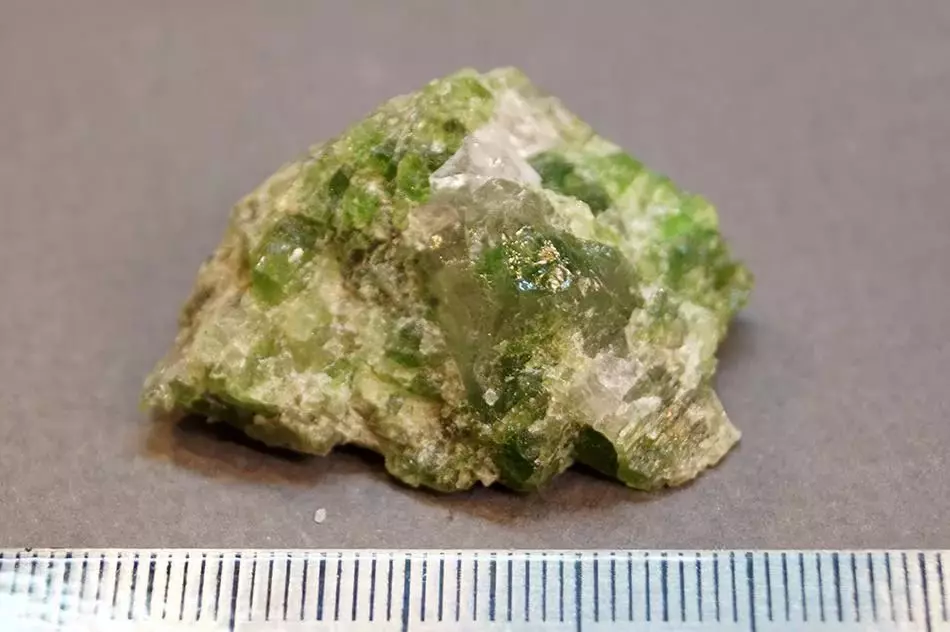 Chromdiopsid (amafoto 38): amarozi nibindi bintu bya Gemstone. Ninde uza kuri Emerald Emerald? Nigute ushobora kumenya ukuri kwayo? 3453_9