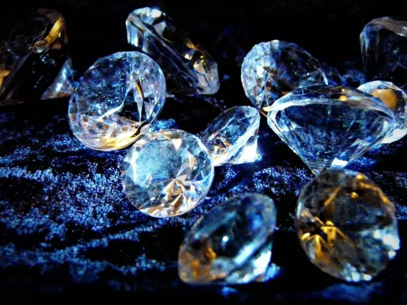 Quanto costa il diamante? Il costo di 1 karat diamante in rubli. Come calcolare il costo di un vero diamante non trasformato? 3455_8