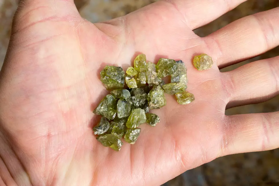 CHRYSOLITE (43 fotografii): soiuri olivine și peridot. Proprietăți de piatră. Cine vine? Adică pentru o persoană. Pietre prețioase sau semi-prețioase? 3456_18