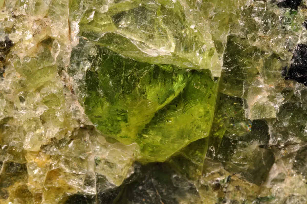 Chrysolite (43 φωτογραφίες): ποικιλίες Olivine και Peridot. Πέτρινες ιδιότητες. Ποιος έρχεται; Που σημαίνει για ένα άτομο. Πολύτιμη ή ημιπολύτιμη πέτρα; 3456_21