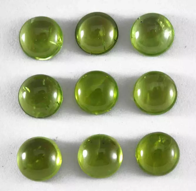 Chrysolite (43 foto): varietà di olivina e peridot. Proprietà in pietra. Chi viene? Significato per una persona. Pietra preziosa o semi-preziosa? 3456_26