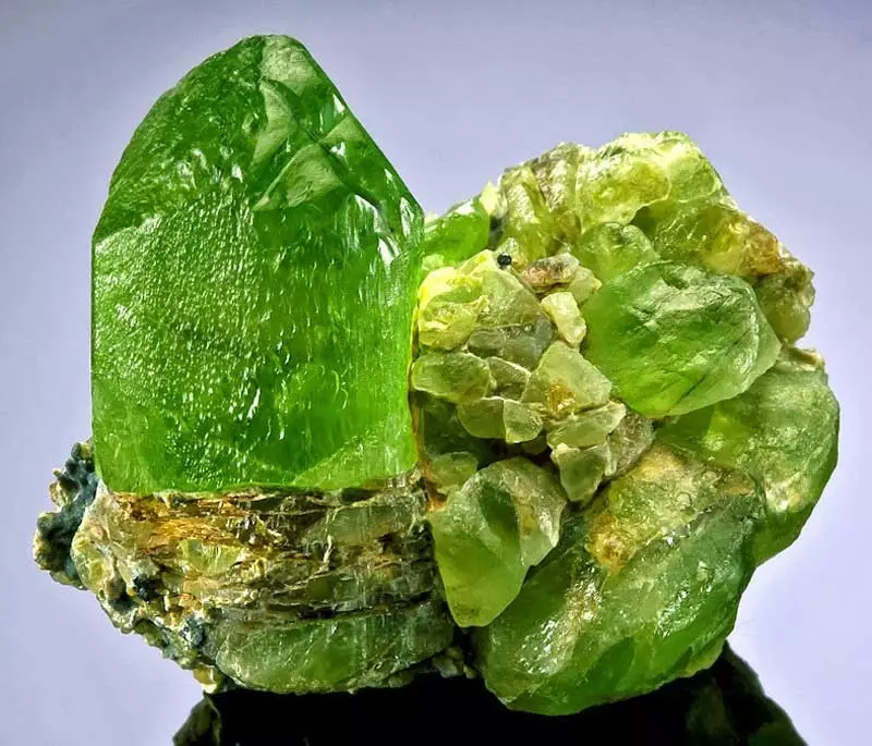 Chrysolite (43 φωτογραφίες): ποικιλίες Olivine και Peridot. Πέτρινες ιδιότητες. Ποιος έρχεται; Που σημαίνει για ένα άτομο. Πολύτιμη ή ημιπολύτιμη πέτρα; 3456_3