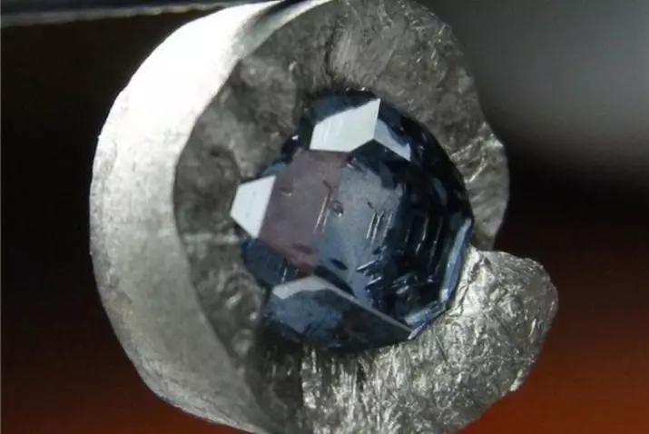 Diamants artificials (27 fotos): Com creixen els diamants sintètics? La història del seu rebut 3457_9
