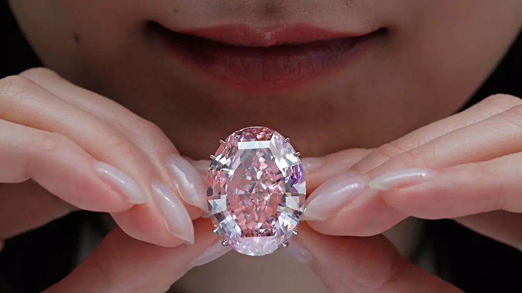 Во светот на дијаманти (30 фотографии): Приказната за Аллаз Орлова и Санси, Златна годишнина и другите најпознати и скапи дијаманти 3460_24
