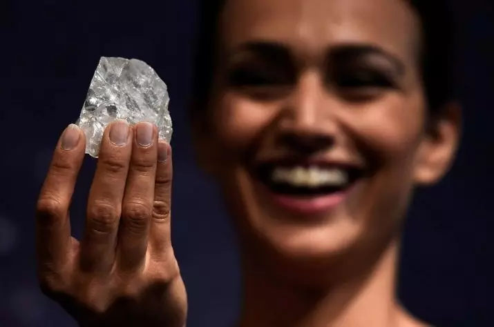 Во светот на дијаманти (30 фотографии): Приказната за Аллаз Орлова и Санси, Златна годишнина и другите најпознати и скапи дијаманти 3460_26
