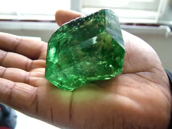 Hydrothermal Emerald (26 Photos): Mece ce? Kaddarorin na Nano-Emerd. Tarihin ƙirƙirar dutsen roba 3461_11