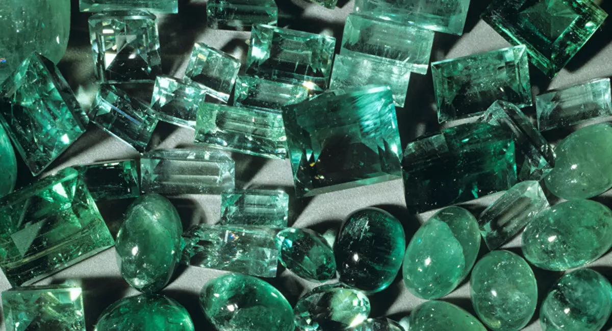 Hydrothermal Emerald (26 Photos): Mece ce? Kaddarorin na Nano-Emerd. Tarihin ƙirƙirar dutsen roba 3461_2