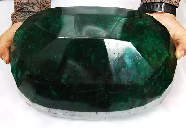 Hydrothermal Emerald (26 foto's): Wat is it? Eigenskippen fan keunstmjittige nano-Emerd. Skiednis fan it meitsjen fan in synthetyske stien 3461_25