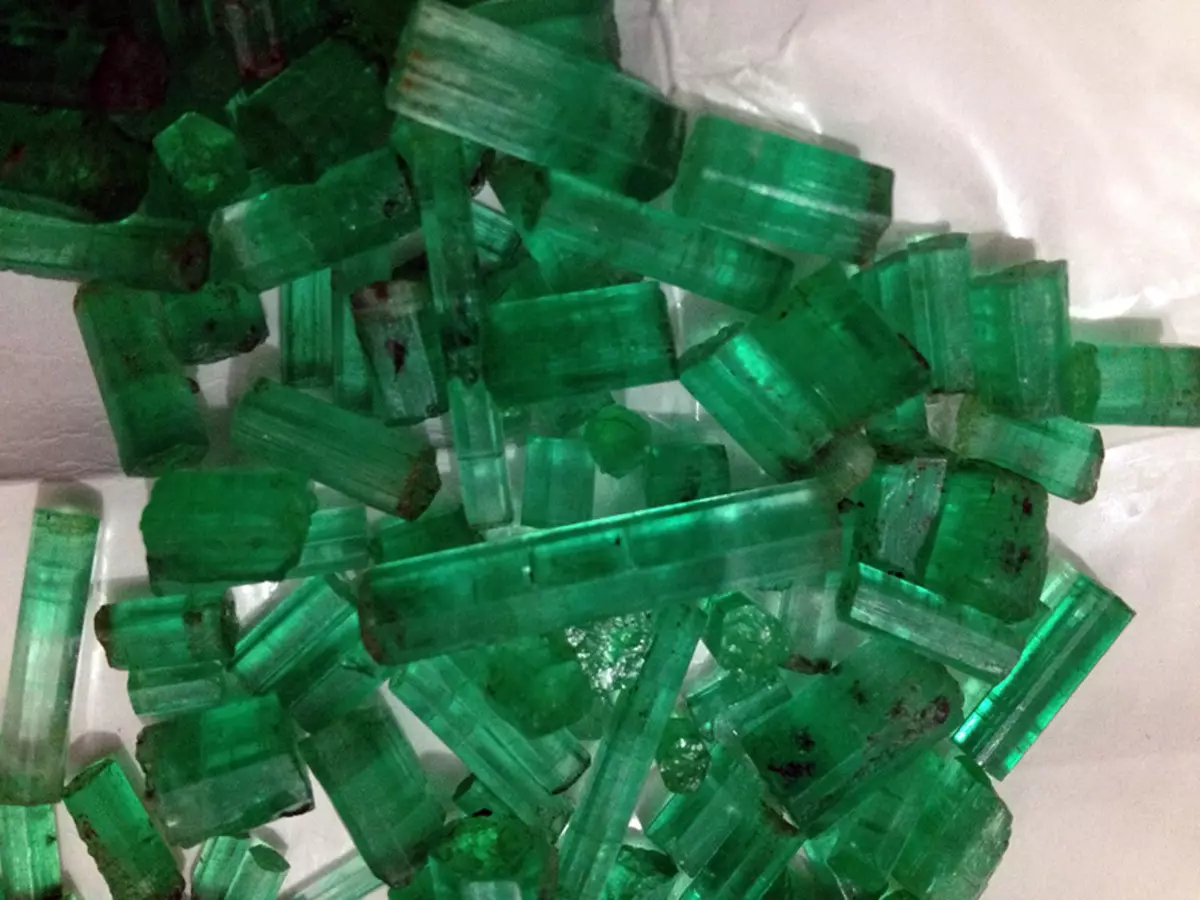 Hydrothermal Emerald (Amafoto 26): Niki? Imitungo ya arnificiel nano-emerd. Amateka yo gukora ibuye rya sintetike 3461_5