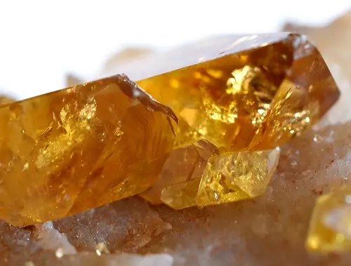 Heliodor (30 ritratt): Valur minerali u proprjetajiet tal-ġebel maġika. Dak li jidher u li joqgħod? 3463_8