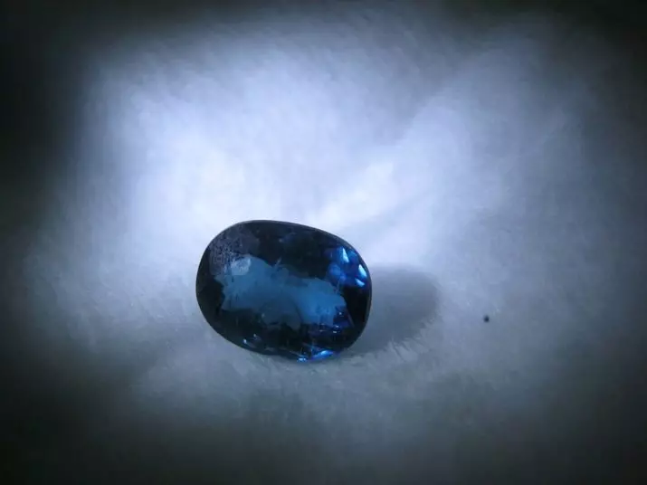 Indigolite (19 fotografija): Zašto se zove plava kurmalina? Značenje i čarobna svojstva. Može li ovaj kamen promijeniti boju? 3464_11