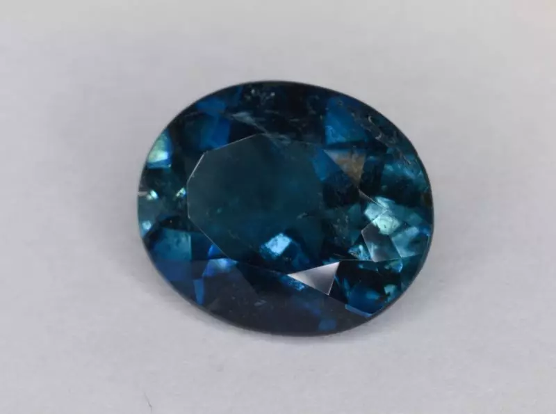Индиголит (19 фотографија): Зашто се зове плава турмалина? Значење и магична својства. Да ли овај камен може променити боју? 3464_2