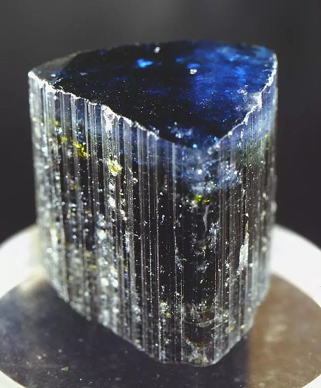 Indigolite (19 fotografija): Zašto se zove plava kurmalina? Značenje i čarobna svojstva. Može li ovaj kamen promijeniti boju? 3464_7