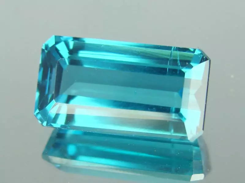 Indigolite (19 fotografija): Zašto se zove plava kurmalina? Značenje i čarobna svojstva. Može li ovaj kamen promijeniti boju? 3464_8