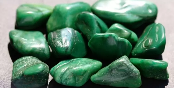 Jadeitis (38 foto's): wat is deze steen? Wie past het? Zijn eigenschappen en waarde voor mensen. Wat is het verschil tussen Jade en een hebberig? 3466_17