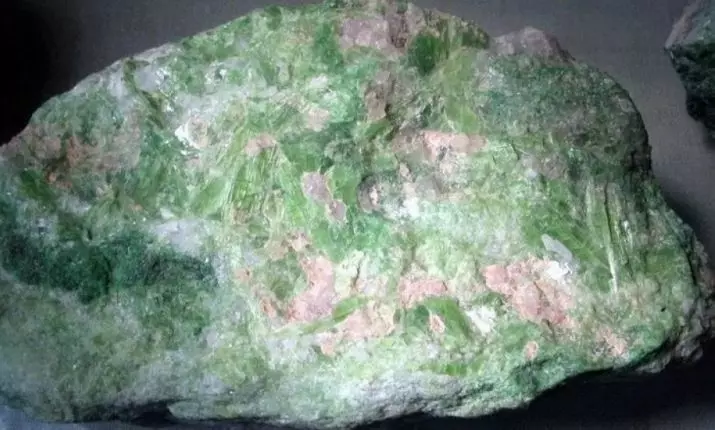 jadeitis（38枚の写真）：この石は何ですか？誰がフィットしますか？人間の特性と価値翡翠と欲張りの違いは何ですか？ 3466_20