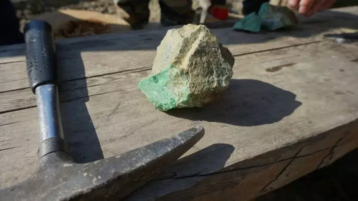 Jadeitis (38 foto's): wat is deze steen? Wie past het? Zijn eigenschappen en waarde voor mensen. Wat is het verschil tussen Jade en een hebberig? 3466_23