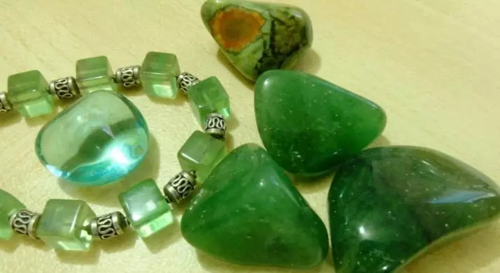 Jadeitis (38 foto's): wat is deze steen? Wie past het? Zijn eigenschappen en waarde voor mensen. Wat is het verschil tussen Jade en een hebberig? 3466_36