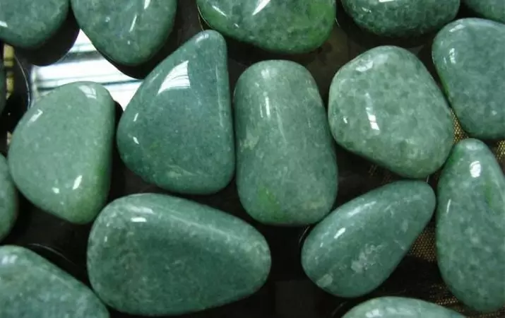 जडेटिस (38 फोटो): हा दगड काय आहे? ते कोण योग्य आहे? मनुष्यांसाठी त्याचे गुणधर्म आणि मूल्य. जेड आणि लोभी यांच्यात फरक काय आहे? 3466_5