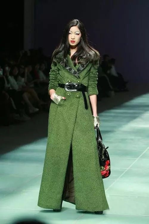 Coat sa sahig (58 mga larawan): fashionable long female striped coat 346_13