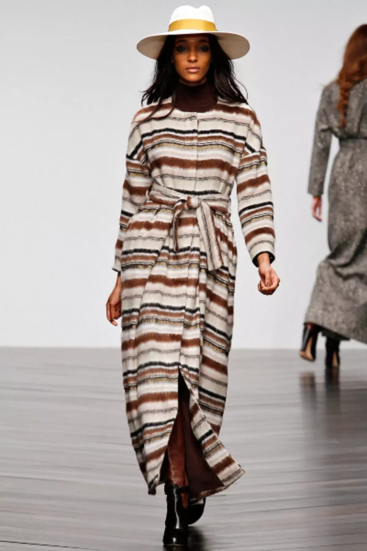 Coat sa sahig (58 mga larawan): fashionable long female striped coat 346_42