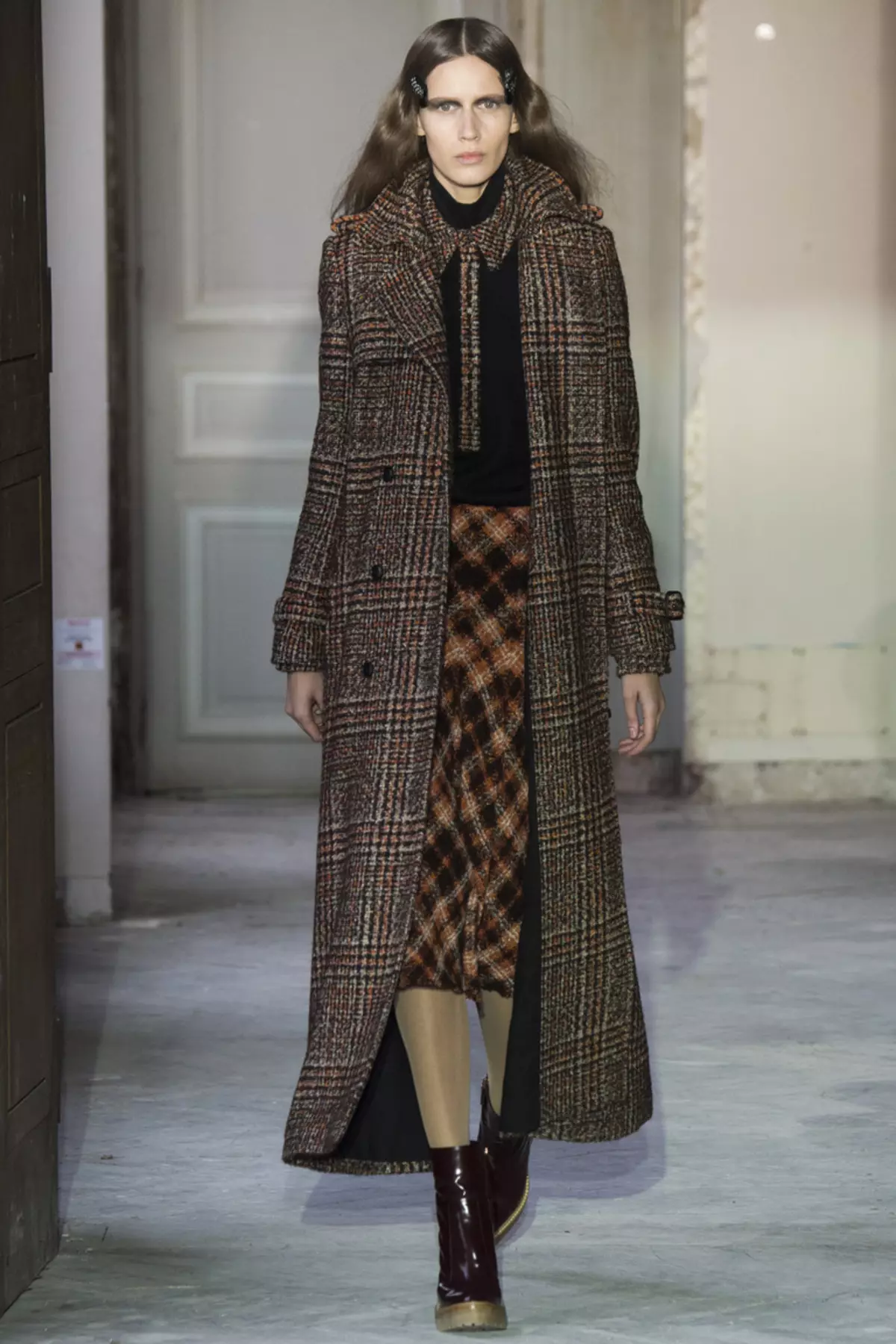 Палто во подот (58 фотографии): модерен долг женски шарени капути 346_48
