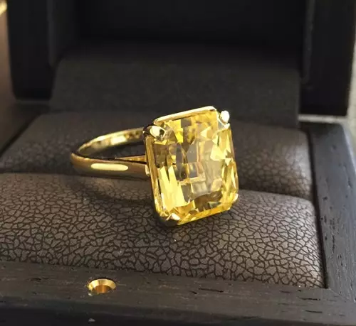 Yellow Sapphire (22 photos): what it looks like? Magic and other properties of the stone 3473_16