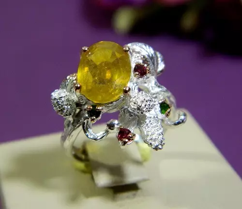 Yellow Sapphire (22 photos): what it looks like? Magic and other properties of the stone 3473_17