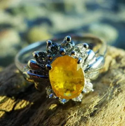 Yellow Sapphire (22 photos): what it looks like? Magic and other properties of the stone 3473_21