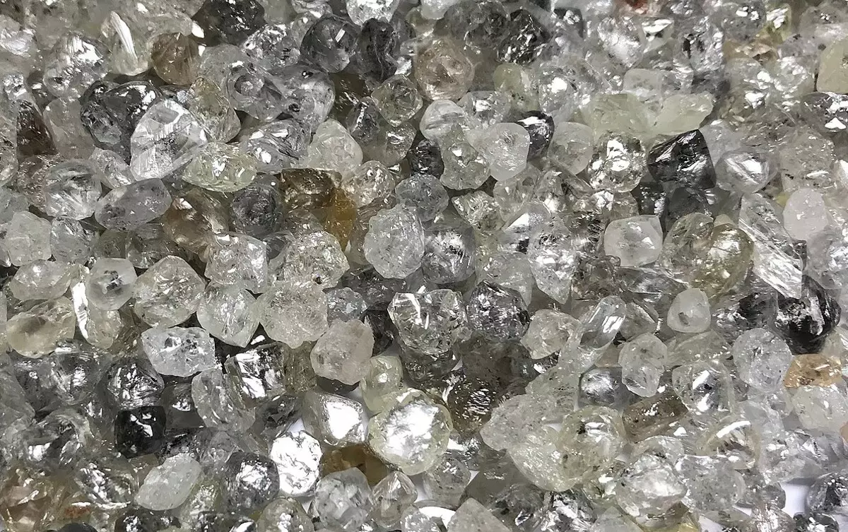 Miten timantit muodostuvat? Ominaisuudet ja teorioita niiden alkuperän luonnossa 3474_17