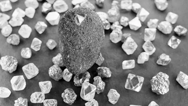 Kako se formiraju dijamanti? Značajke i teorije njihovog podrijetla u prirodi 3474_3
