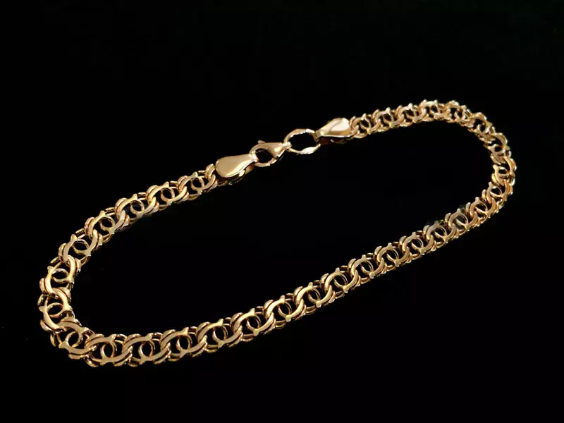 Chain Bismarck (71 fotos): Cardeal dos padrões de ouro das mulheres com árabe e dupla tecelagem no pescoço, dourada na mão 3476_24