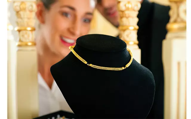 Chain Bismarck（71張照片）：女性的金色圖案紅衣主教與阿拉伯語和雙重編織在頸部，手頭鍍金 3476_68