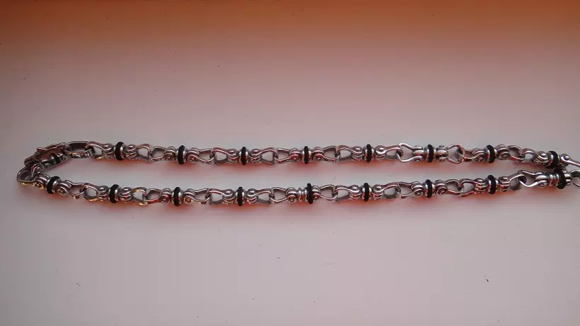 Srebrne verige (112 fotografij): ženske modele na vratu in na srebrni roki s pozlatom, 925 vzorcev s kroglicami, kako jih izbrati 3480_104
