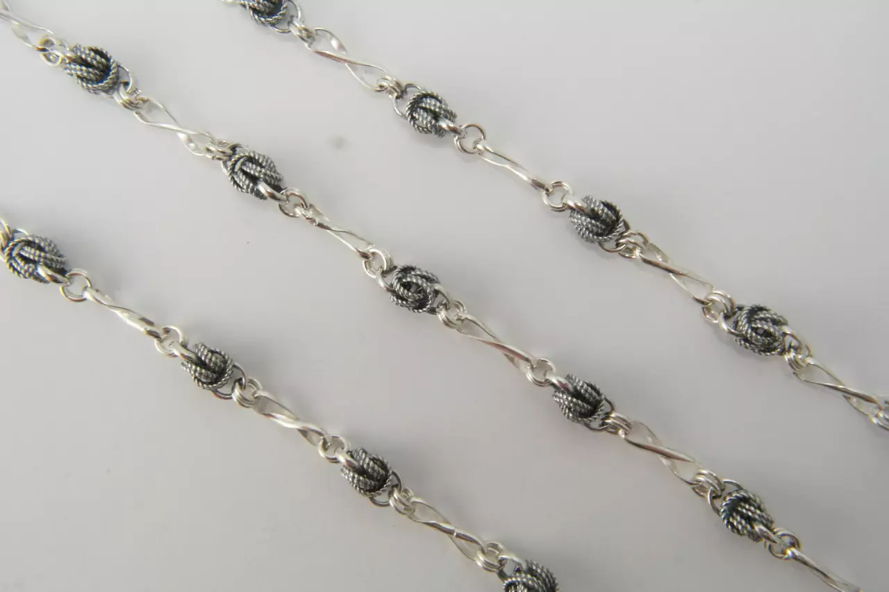 Srebrna lanaca (112 slike): ženski modeli na vratu i na srebro ruku s pozlatom, 925 uzoraka sa lopticama, kako ih odabrati 3480_106