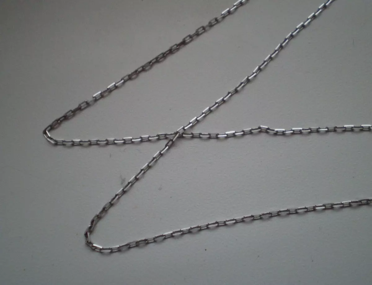 Srebrne verige (112 fotografij): ženske modele na vratu in na srebrni roki s pozlatom, 925 vzorcev s kroglicami, kako jih izbrati 3480_27