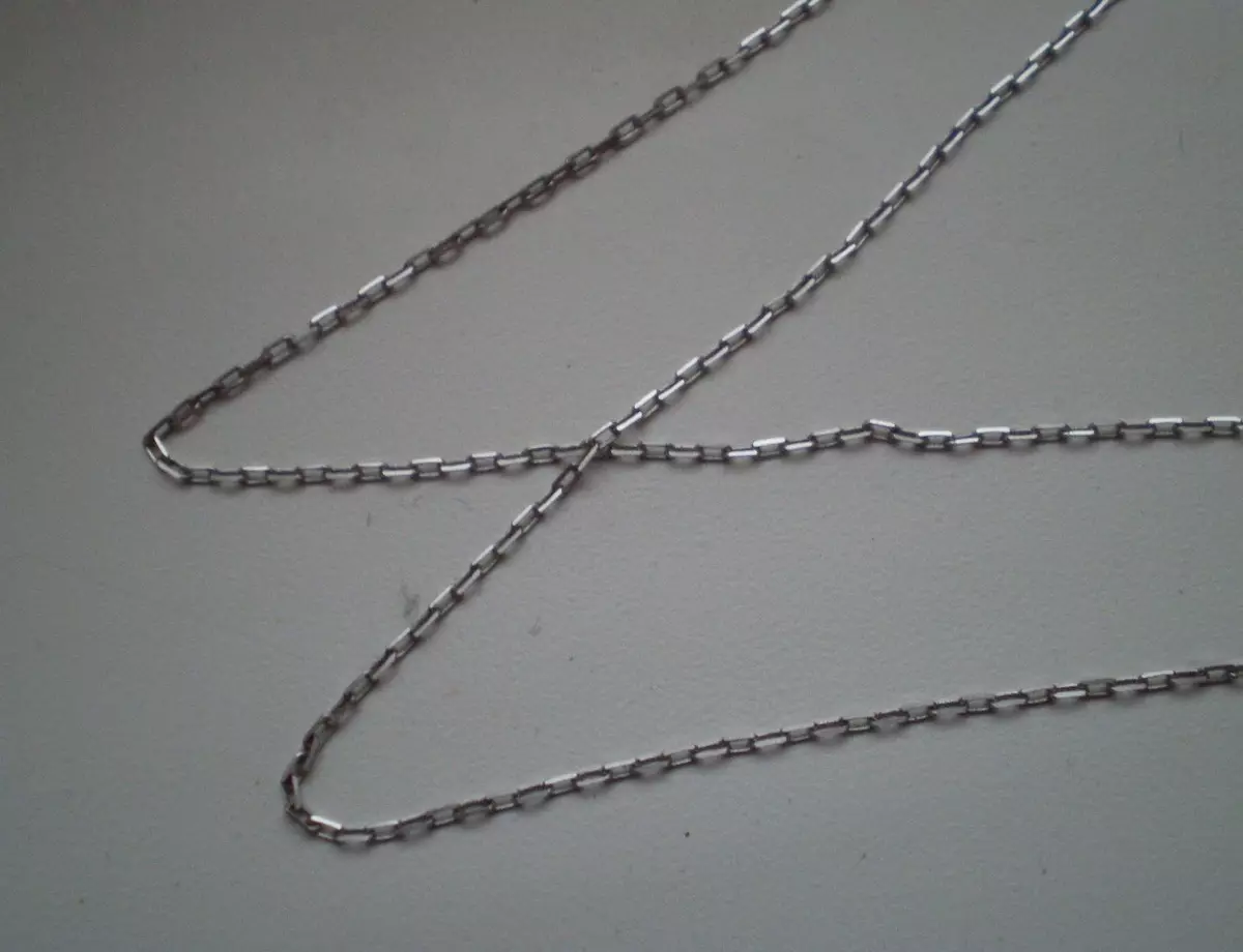 Silver chain (112 mga larawan): Mga modelo ng babae sa leeg at sa pilak kamay na may gilding, 925 sample na may mga bola, kung paano piliin ang mga ito 3480_27