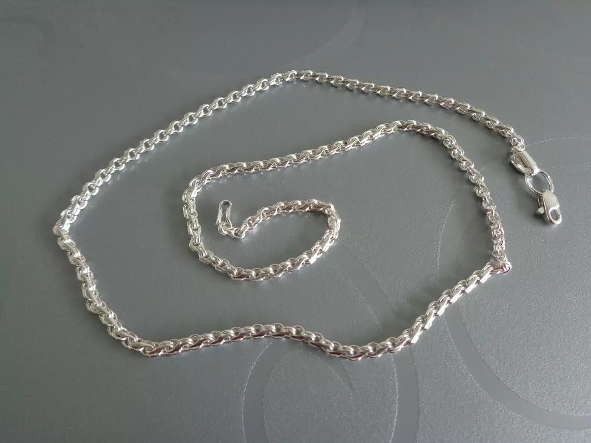 Silver chain (112 mga larawan): Mga modelo ng babae sa leeg at sa pilak kamay na may gilding, 925 sample na may mga bola, kung paano piliin ang mga ito 3480_28